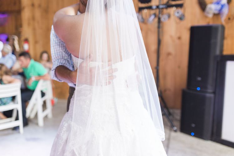 Rustic Country Barn Wedding in Tennessee https://www.sweetlyvintage.com/