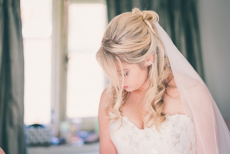 Hair Bride Bridal Curls Waves Veil Blush Pink Rose Gold Barn Wedding http://www.robtarren.co.uk/
