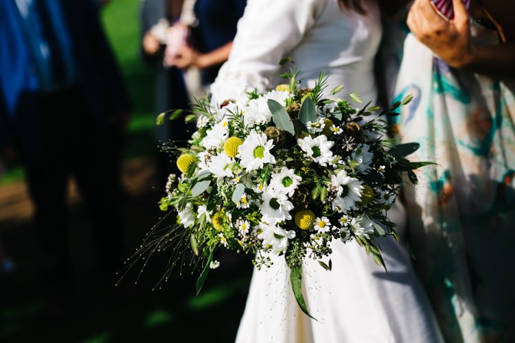 Dasy Billy Ball Bouquet Flowers Bride Bridal Vintage Home Made Farm Wedding http://www.honeyandthemoonphotography.co.uk/