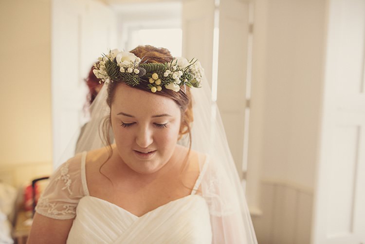 Flower Crown Veil Bride Bridal White Green Rustic Folksy Winter Wedding http://www.rebeccadouglas.co.uk/