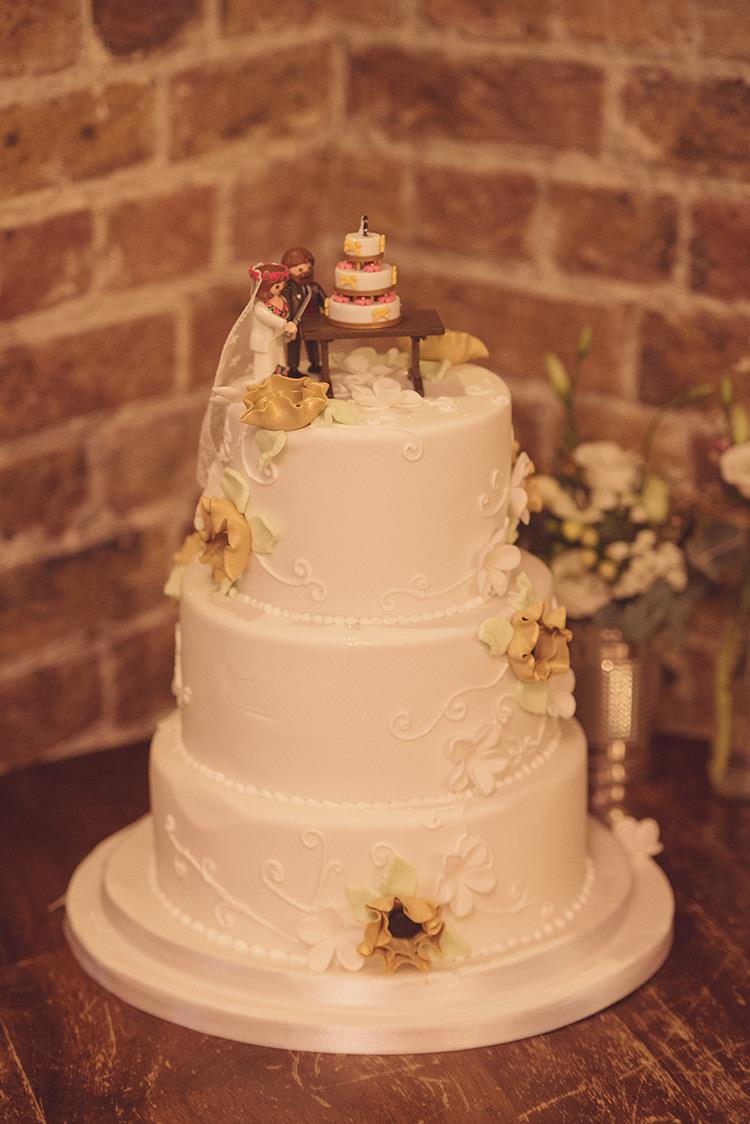 Cake Icing Vintage Delicate Intricate Rustic Folksy Winter Wedding http://www.rebeccadouglas.co.uk/