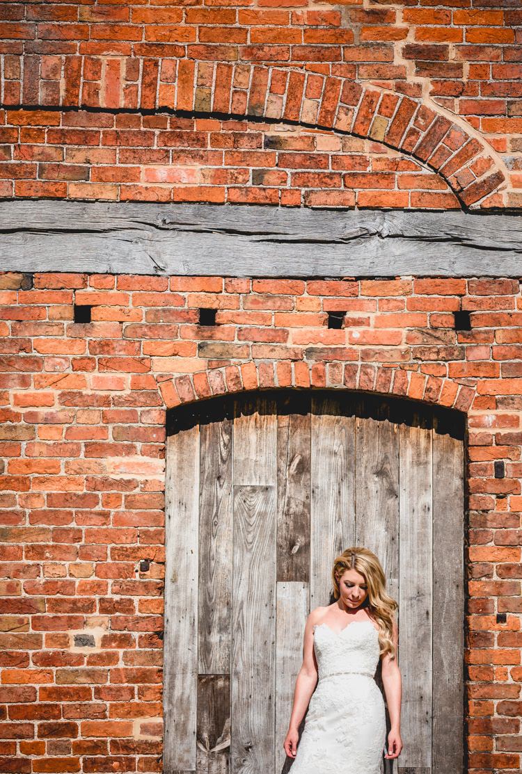 Classic Rustic Country Barn Wedding http://www.lisacarpenterphotos.com/