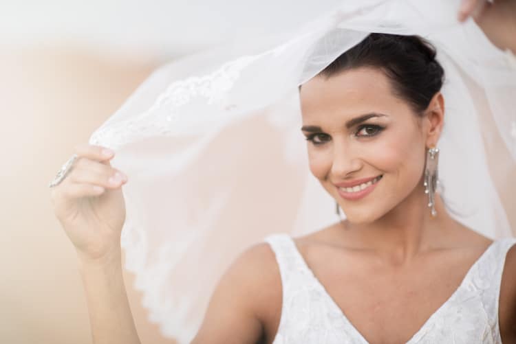 Bride Lace Veil Accessory Earrings V Neck Bridal Gown Geometric Desert Dubai Wedding Ideas http://weddingphotographerdubai.me/
