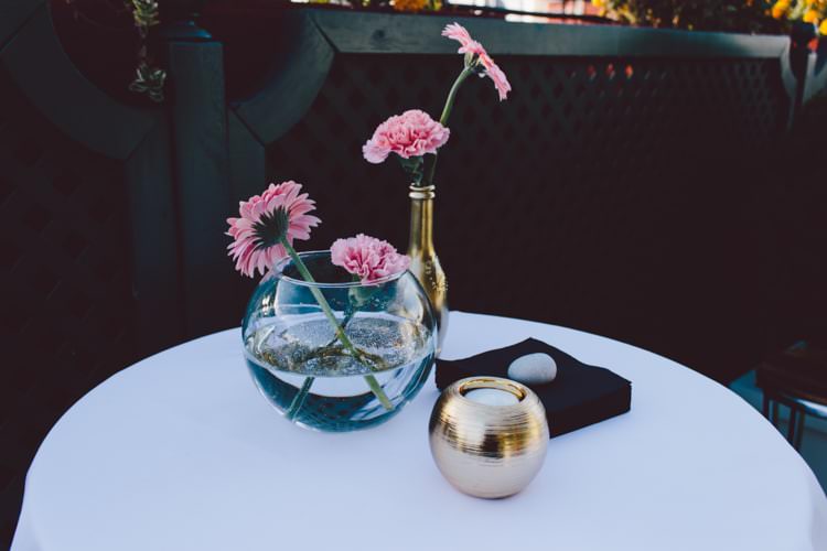Round Vase Pink Flowers Gold Candle Table Décor Modern Roof Terrace Dusk Wedding Madrid http://www.lorenasanjose.com/