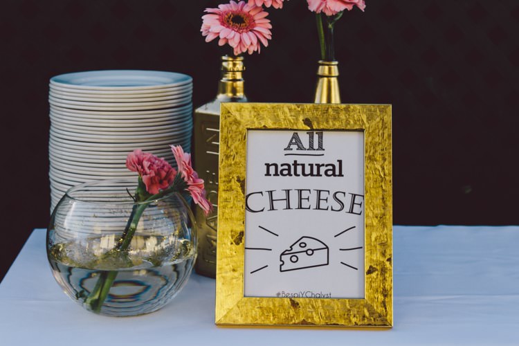Décor Gold Frame Round Vase Pink Flowers Modern Roof Terrace Dusk Wedding Madrid http://www.lorenasanjose.com/