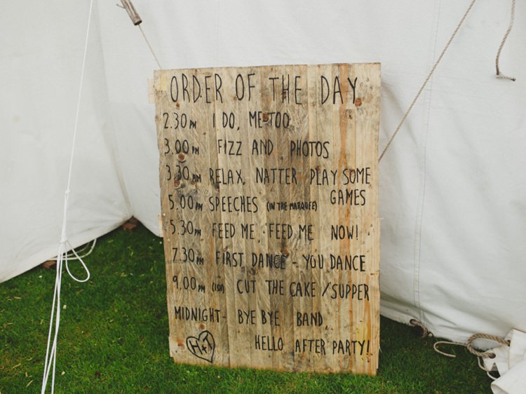 Wooden Pallet Order Day Sign Creative Relaxed Child Friendly Wedding http://www.brookrosephotography.co.uk/