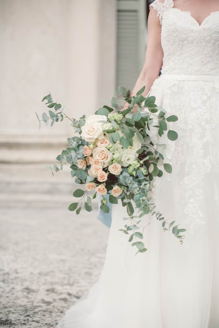 Bride Bouquet Cream Blush Roses Eucalyptus Greenery Blue Velvet Ribbon Lace Tulle Kikka Spose Bridal Gown Breathtaking Lake Como Wedding Ideas http://lillyred.it/