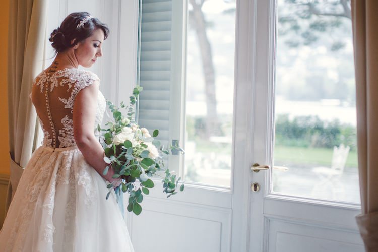 Bride Lace Tulle Illusion Back Kikka Spose Bridal Gown Bouquet Cream Blush Roses Eucalyptus Hair Accessory Windows Breathtaking Lake Como Wedding Ideas http://lillyred.it/