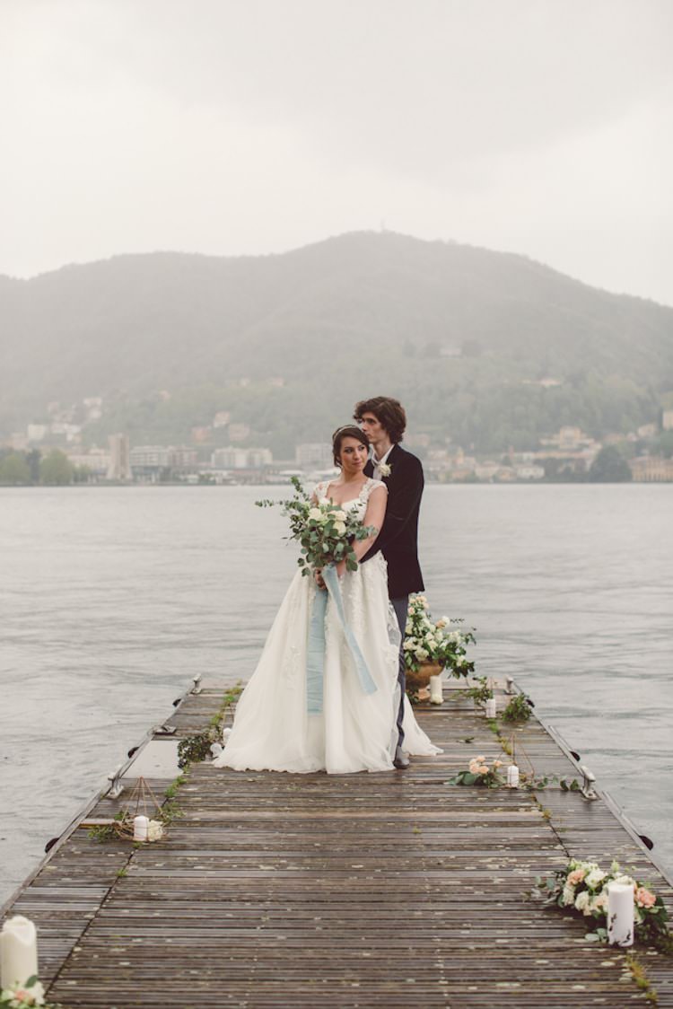Bride Groom Pier Lake Flowers Candles Lace Tulle Kikka Spose Bridal Gown Bouquet Cream Blush Roses Eucalyptus Blue Velvet Ribbon Breathtaking Lake Como Wedding Ideas http://lillyred.it/