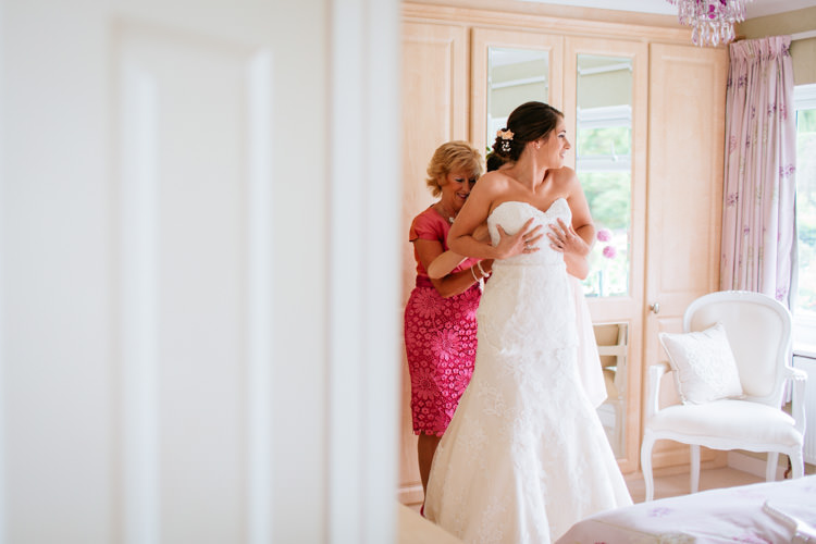 Peaches Mint Stylish Floral Wedding http://www.sarahleggephotography.co.uk/