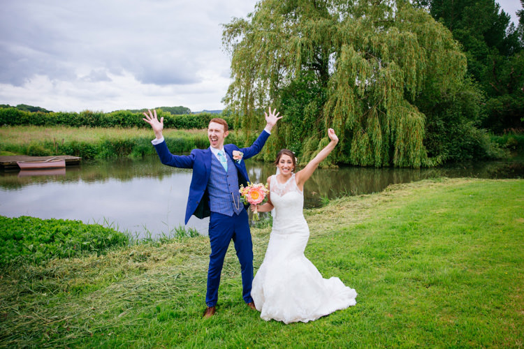 Peaches Mint Stylish Floral Wedding http://www.sarahleggephotography.co.uk/