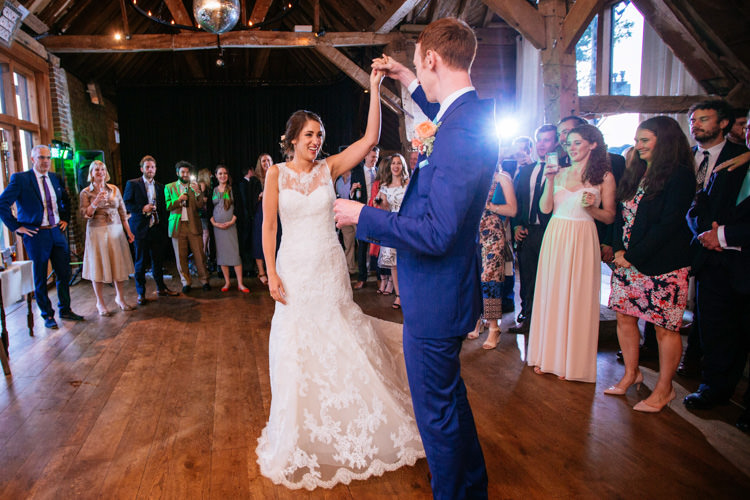 Peaches Mint Stylish Floral Wedding http://www.sarahleggephotography.co.uk/