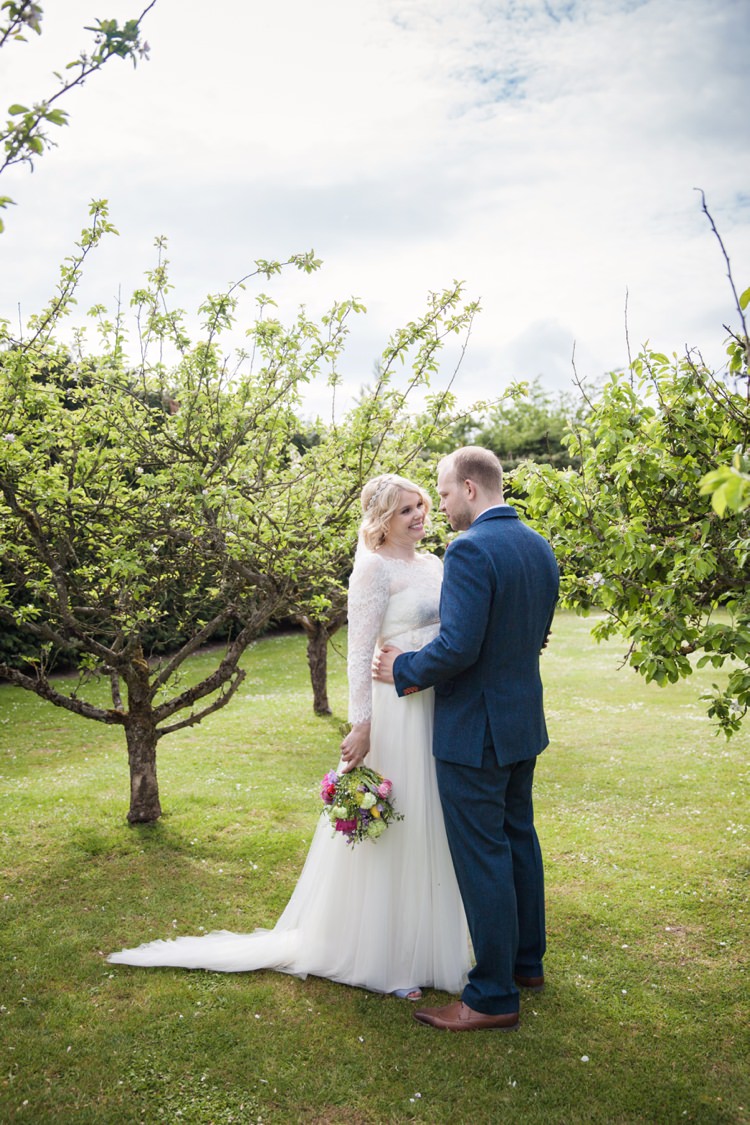Fresh Spring Country Wedding http://kerryannduffy.com/