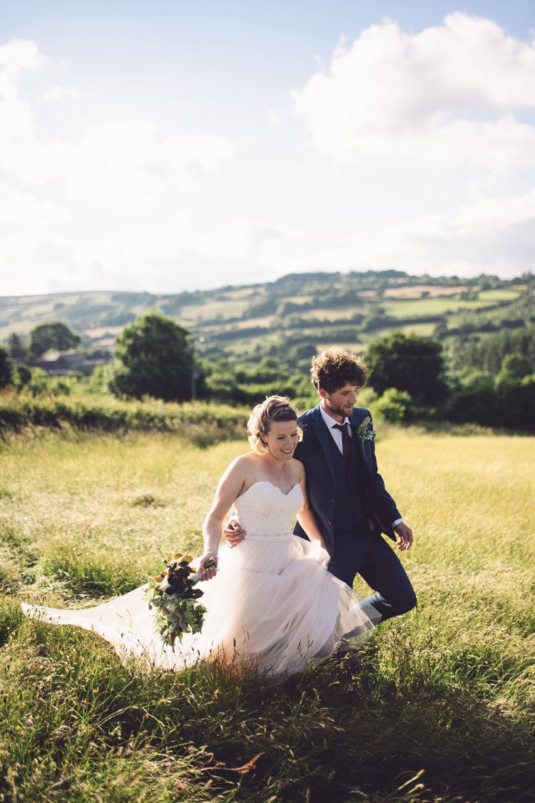 Outdoor Countryside Fair Wedding http://www.jennawoodward.com/