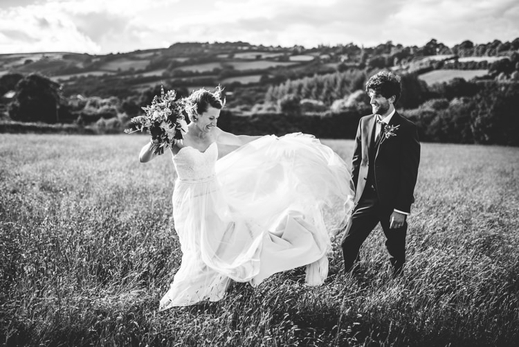 Outdoor Countryside Fair Wedding http://www.jennawoodward.com/