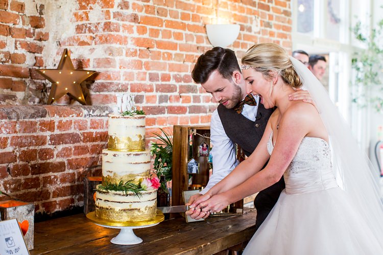 Pretty Relaxed Countryside Wedding http://katherineashdown.co.uk/