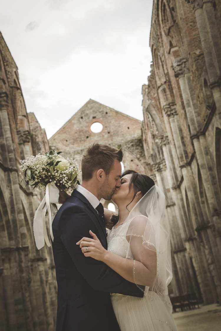 Bride Lace Sleeveless Bridal Gown Loose Curls Veil Bouquet Cream Roses Gypsophila Groom Navy Blue Suit Polka Dot Tie Atmospheric Abbey Tuscany Wedding http://www.angelicabraccini.com/