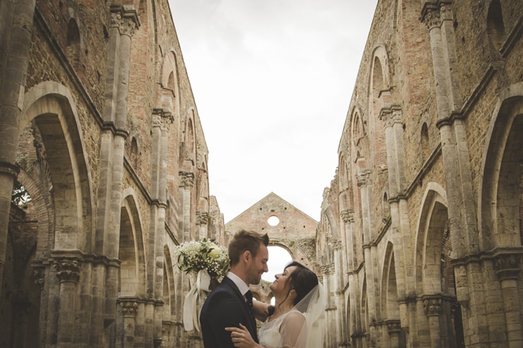 Outdoor Ceremony Bride Lace Sleeveless Bridal Gown Loose Curls Veil Bouquet Cream Roses Gypsophila Groom Navy Blue Suit Polka Dot Tie Atmospheric Abbey Tuscany Wedding http://www.angelicabraccini.com/