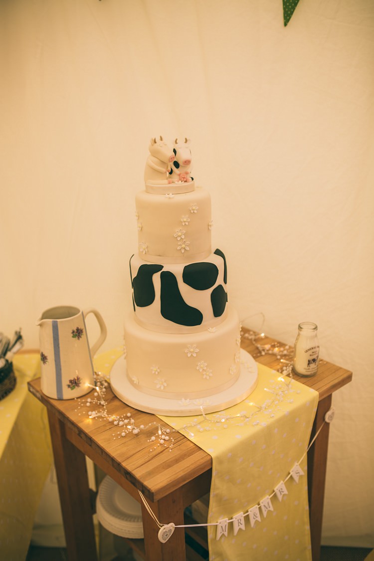 Cow Cake Daisy Bohemian Home Made Farm Wedding http://www.jessyarwood.co.uk/