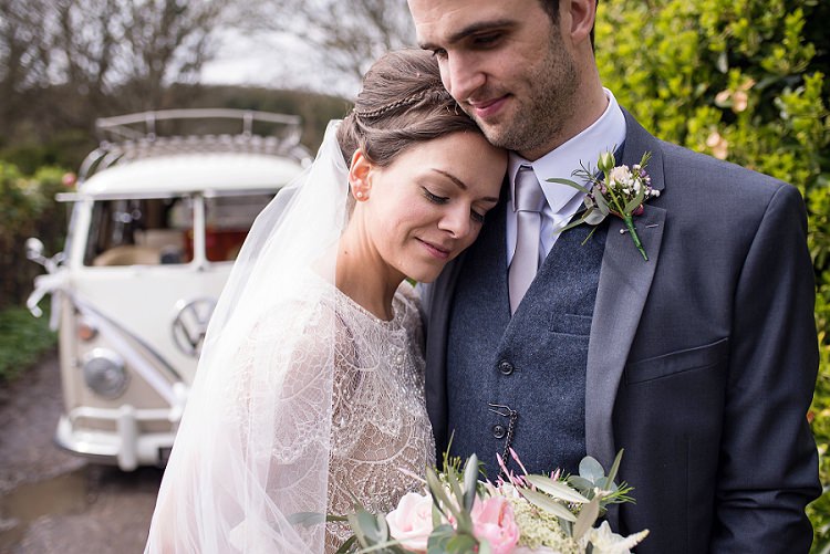 Stylish Floral Barn Wedding http://www.sarareeve.com/