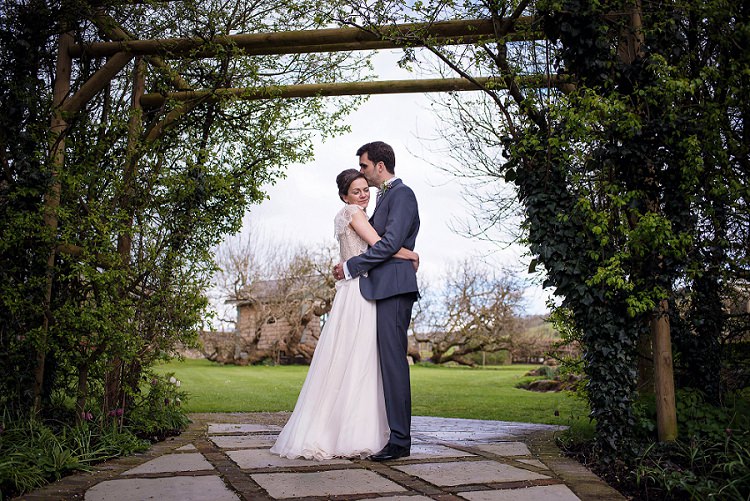 Stylish Floral Barn Wedding http://www.sarareeve.com/