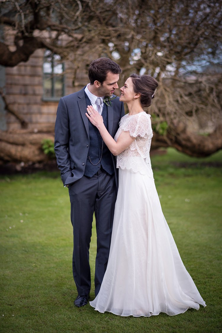 Stylish Floral Barn Wedding http://www.sarareeve.com/