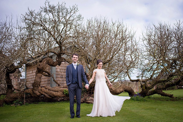 Stylish Floral Barn Wedding http://www.sarareeve.com/
