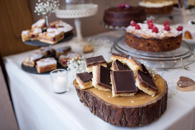 Stylish Floral Barn Wedding http://www.sarareeve.com/