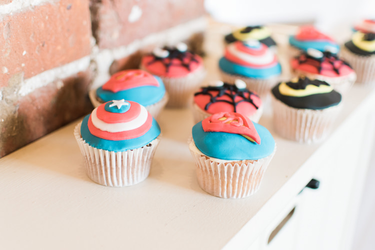 Super Hero Cup Cakes Fresh Pink Barn Wedding http://www.charlotteleysphotography.co.uk/