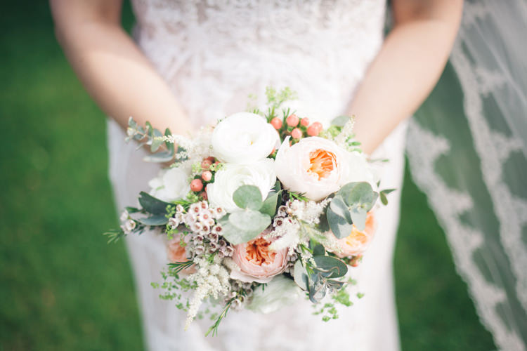 Peach Cream Flowers Bouquet Bride Bridal Peony Rise Berries Classic Outdoor Country House Wedding http://www.leahhensonweddings.com/