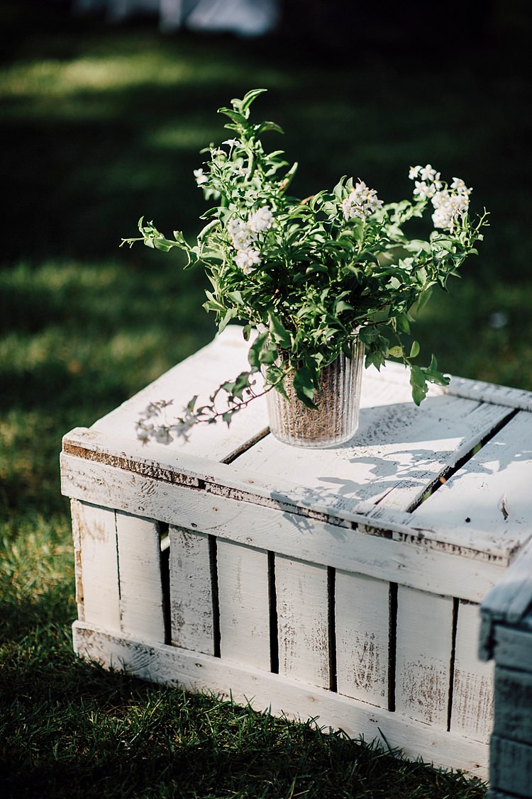 Décor White Crate Florals Glass Vase Outdoor Floral Countryside Wedding Veneto http://serenagenovese.com/