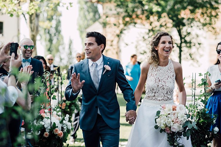 Bride Lace Halter-Neck Top Tulle Skirt Bouquet White Peach Roses Peonies Groom Grey Suit Silver Tie Guests Ceremony Outdoor Floral Countryside Wedding Veneto http://serenagenovese.com/