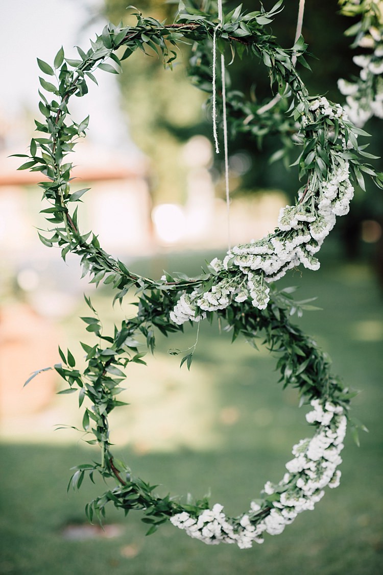 Hanging White Floral Wreaths Greenery Décor Outdoor Floral Countryside Wedding Veneto http://serenagenovese.com/