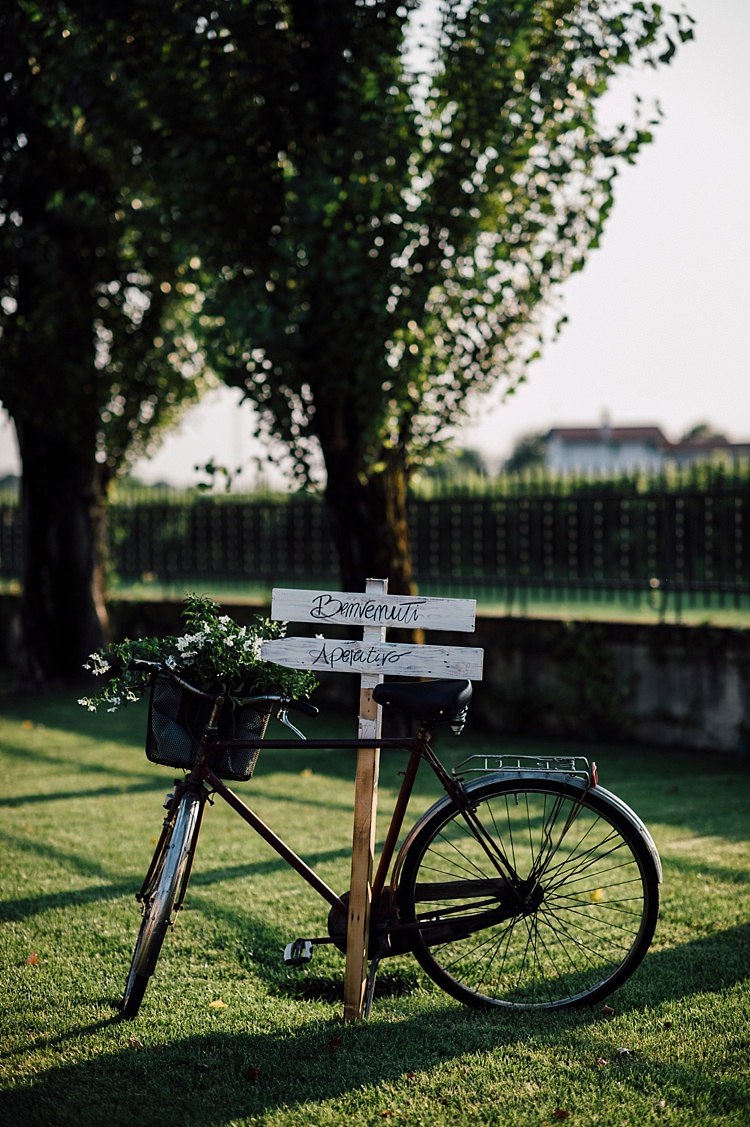 Bike Flower Basket White Wooden Sign Handwritten Greenery Outdoor Floral Countryside Wedding Veneto http://serenagenovese.com/