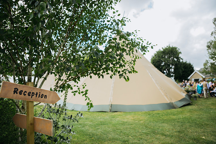 Fun & Games Tipi Wedding http://jamesandlianne.com/