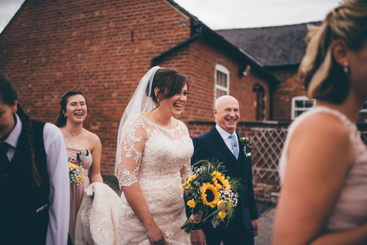 Outdoorsy Rustic Sunflowers Wedding http://www.helenjanesmiddy.com/