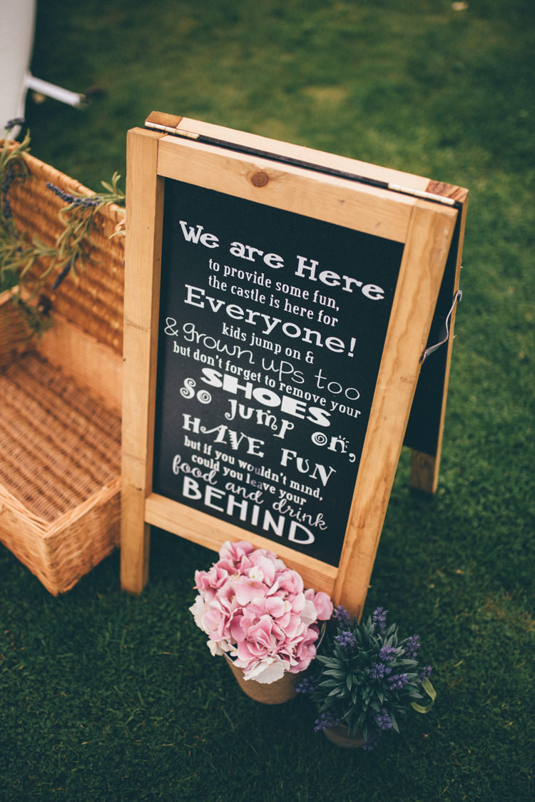 Outdoorsy Rustic Sunflowers Wedding http://www.helenjanesmiddy.com/
