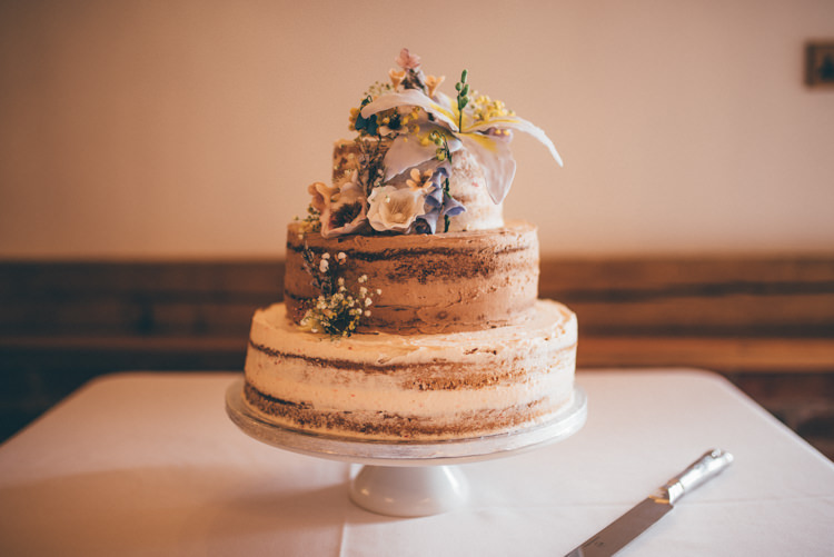 Naked Cake Sponge Iciing Outdoorsy Rustic Sunflowers Wedding http://www.helenjanesmiddy.com/