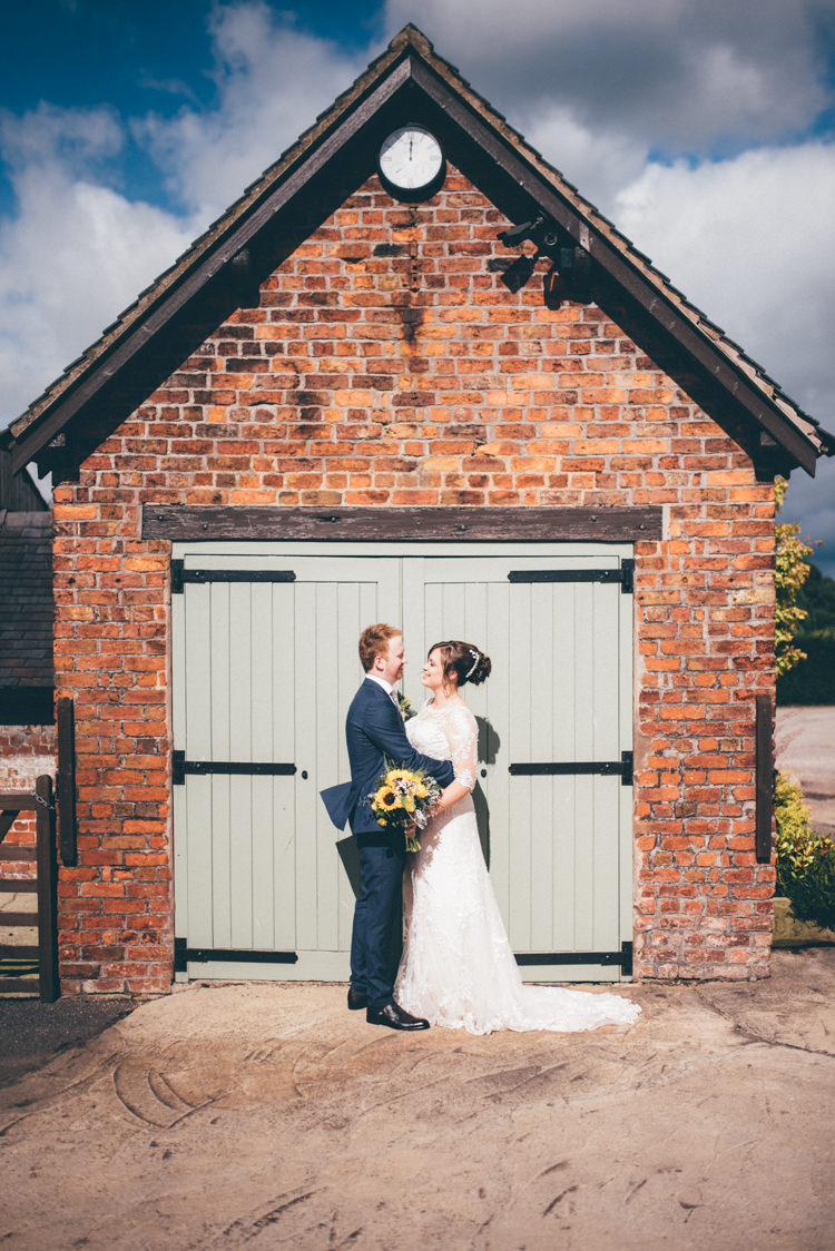 Outdoorsy Rustic Sunflowers Wedding http://www.helenjanesmiddy.com/
