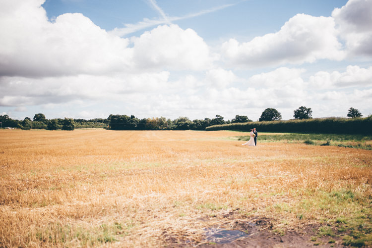 Outdoorsy Rustic Sunflowers Wedding http://www.helenjanesmiddy.com/