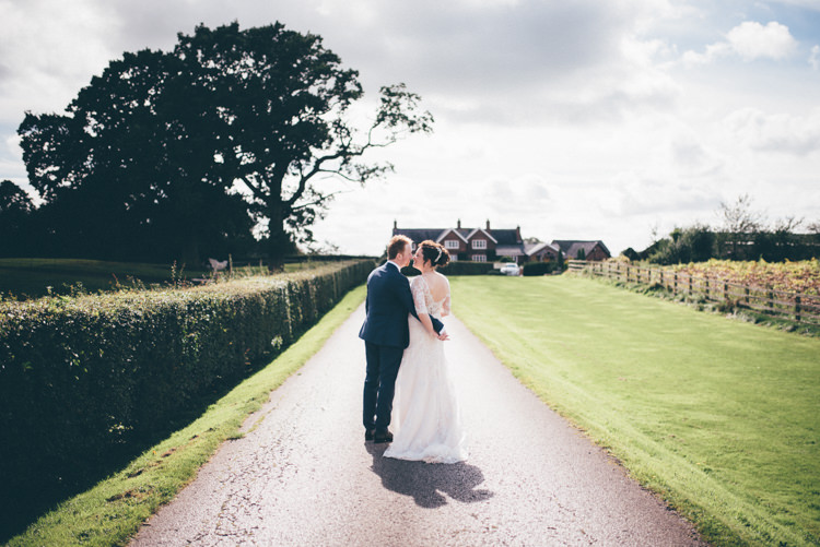 Outdoorsy Rustic Sunflowers Wedding http://www.helenjanesmiddy.com/