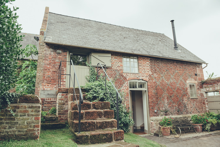 Rustic Home Made Country Barn Wedding http://lisahowardphotography.co.uk/