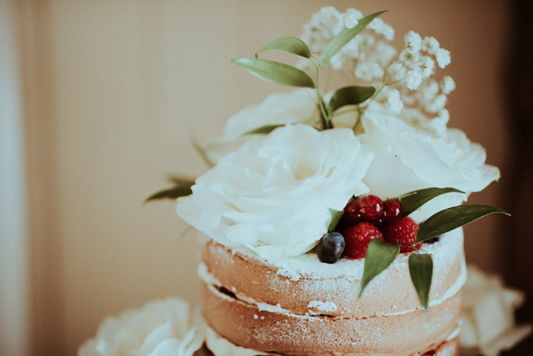 Naked Cake Sponge Flowers Enchanted Forest Natural Wedding http://photo.shuttergoclick.com/