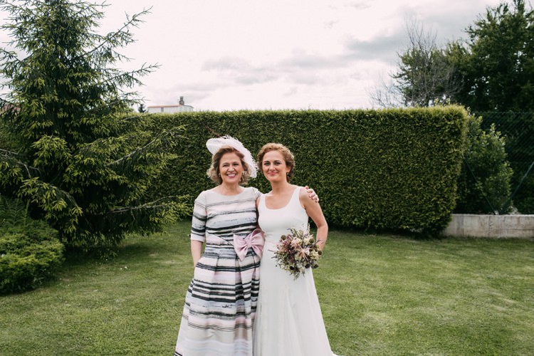 Bride Round Neck Crepe Tulle Bridal Gown Pastel Bouquet Roses Lavender Mother Of The Bride Outdoors Trees Grass Romantic Bohemian Spain Wedding http://saralobla.com/