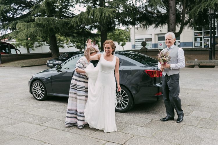 Bride Round Neck Crepe Tulle Bridal Gown Arrival Wedding Car Mum Dad Pastel Bouquet Wave Romantic Bohemian Spain Wedding http://saralobla.com/