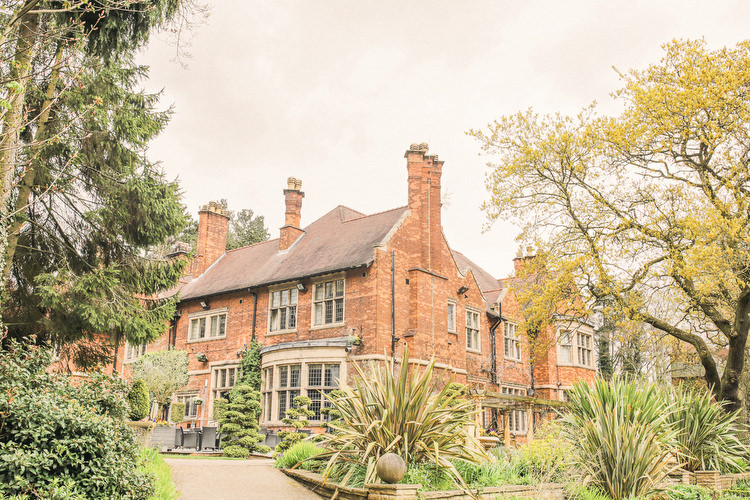 Rustic Secret Garden Wedding http://helenrussellphotography.co.uk/