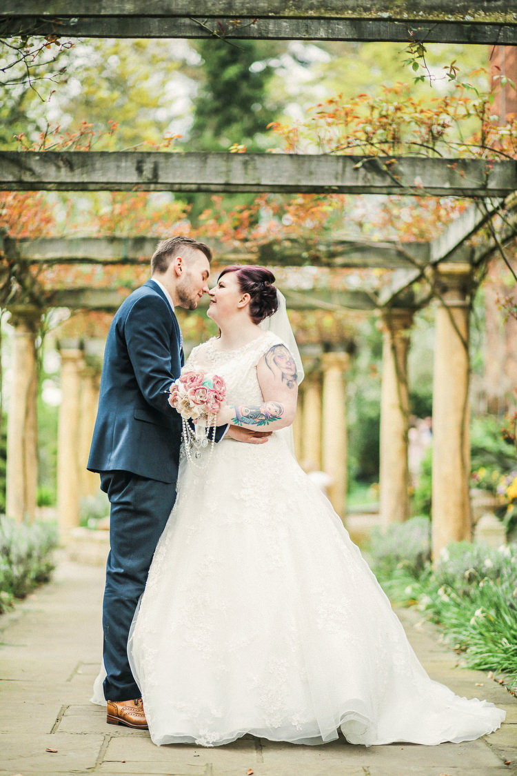 Rustic Secret Garden Wedding http://helenrussellphotography.co.uk/