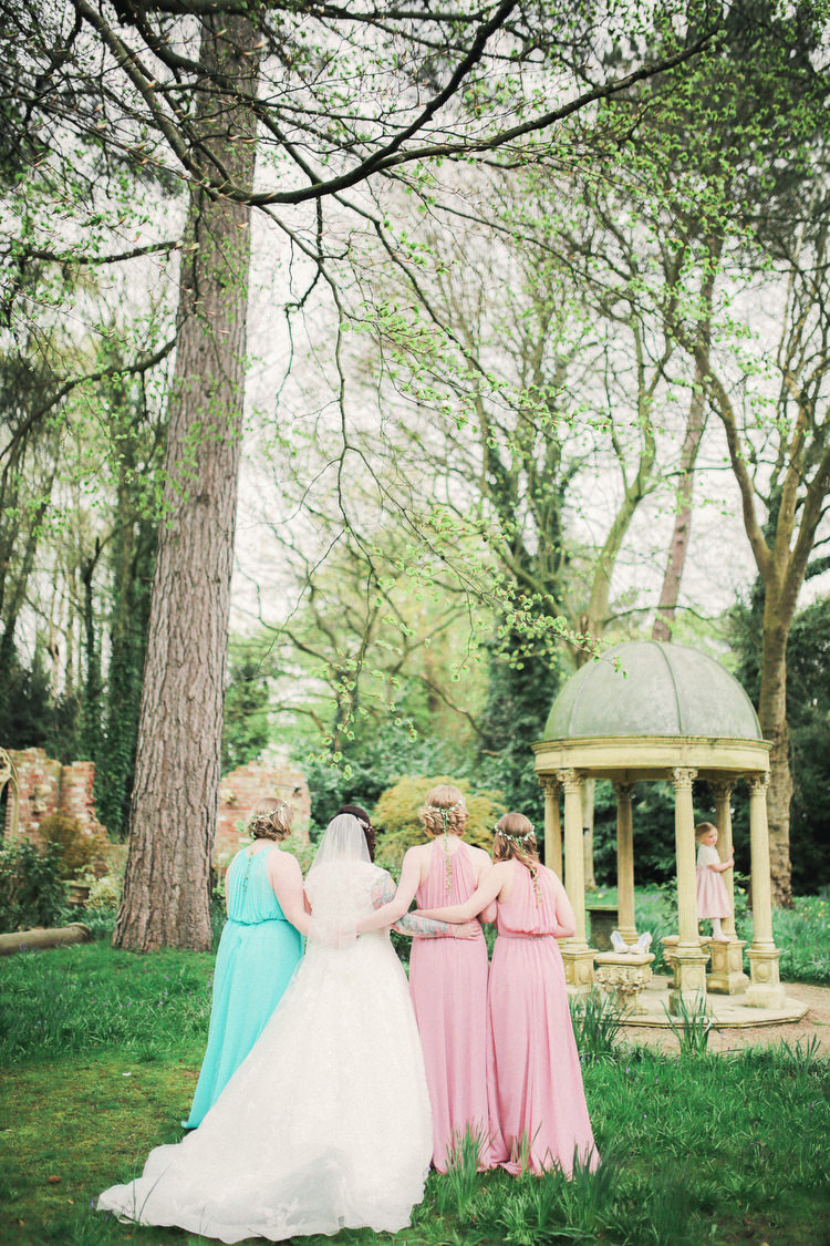 Rustic Secret Garden Wedding http://helenrussellphotography.co.uk/