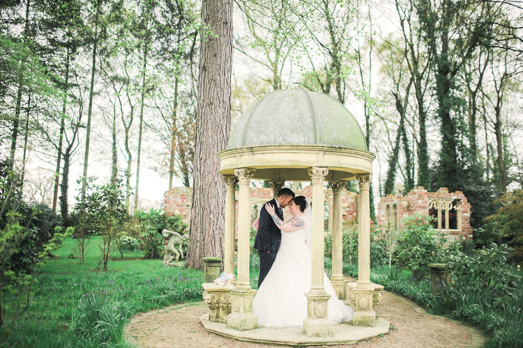 Rustic Secret Garden Wedding http://helenrussellphotography.co.uk/