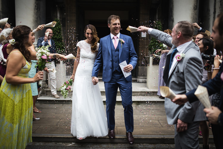 Confetti Throw Mismatched London Pub Wedding http://www.olliverphotography.com/